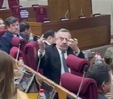 Esgaib pierde el control en el Congreso y responde con gestos obscenos a diputado opositor