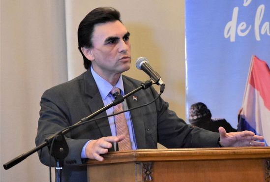 Raje masivo como solución: Asunción está quebrada por 3.000 planilleros que no se necesitan, según interventor