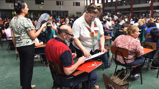 Acusan a funcionarios del MEC de pasar respuestas en el examen docente, según Sinadi