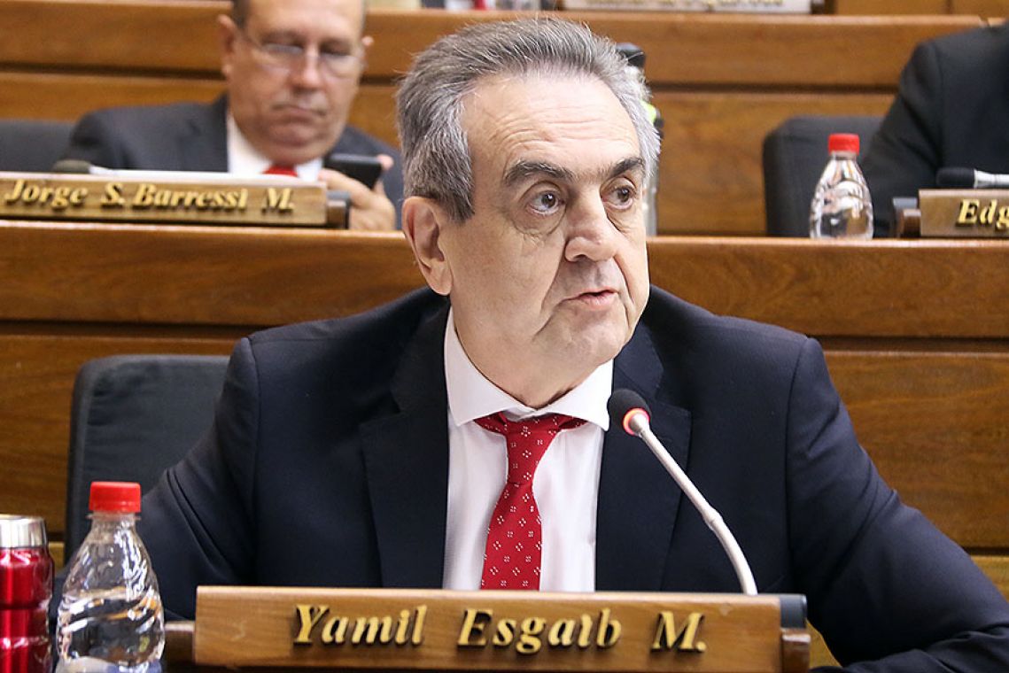 Yamil Esgaib respalda acuerdo con EEUU para recibir a inmigrantes