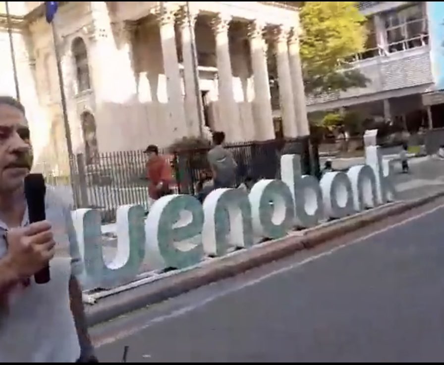 Ueno Bank invade el centro de Asunción: polémica por publicidad frente al Panteón de los Héroes