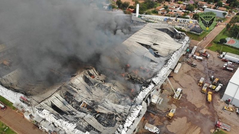 Explosión y fuego arrasaron parque industrial en Luque: 12 depósitos destruidos, pero sin víctimas