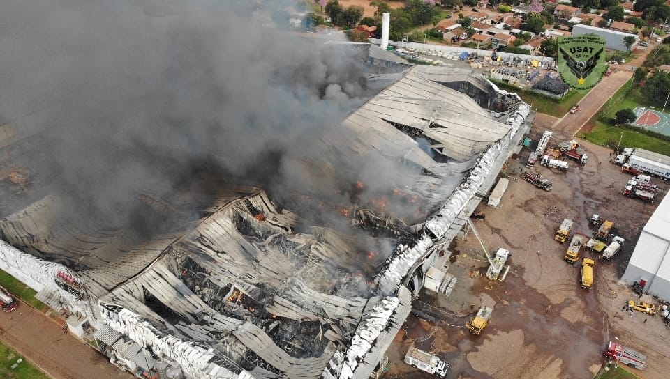 Explosión y fuego arrasaron parque industrial en Luque: 12 depósitos destruidos, pero sin víctimas