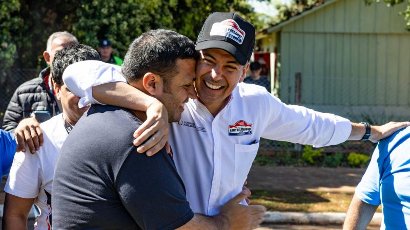 Peña abrazado con heredero del «árbol que da frutos»: Presidente criticado por foto con condenado por lavado
