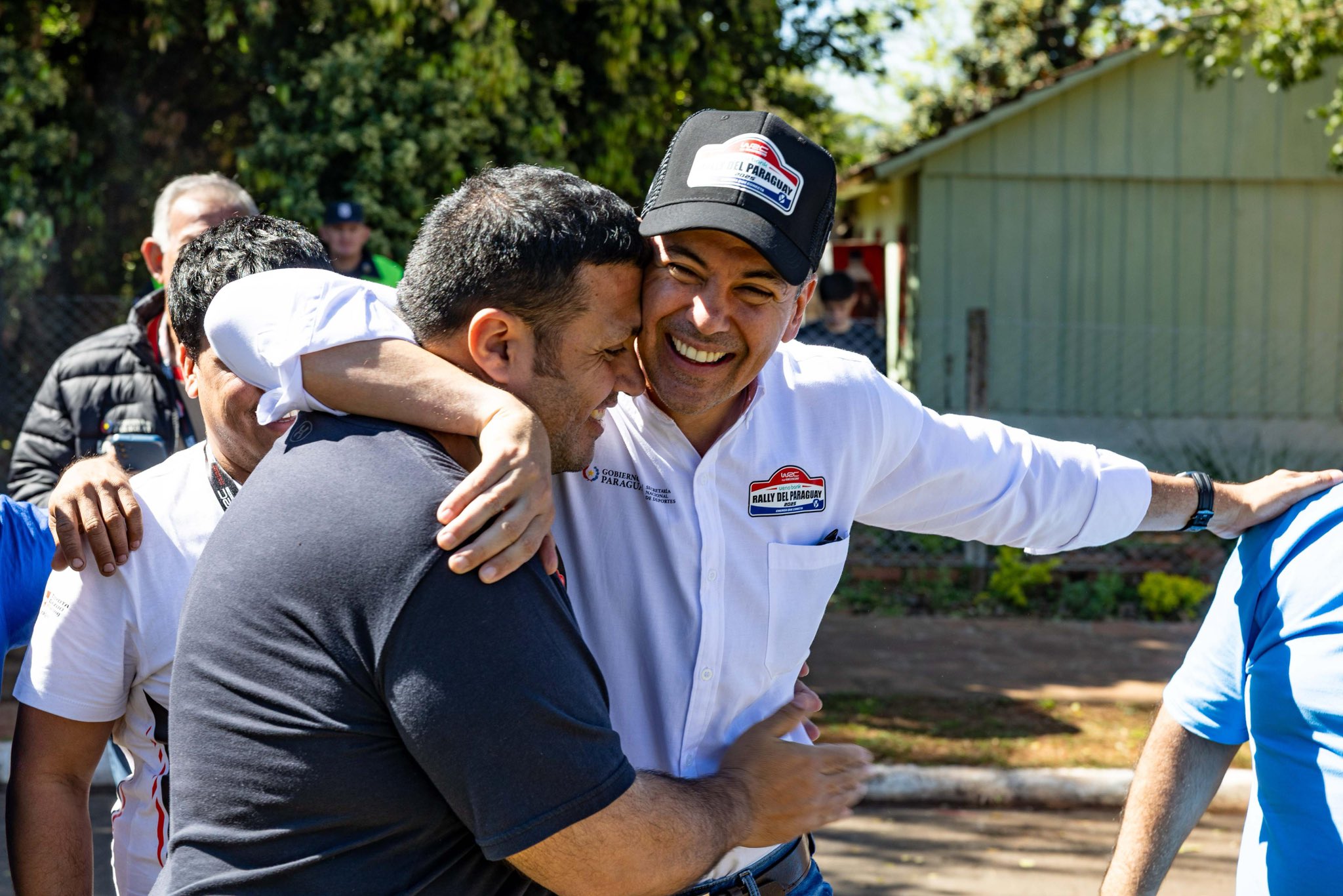 Peña abrazado con heredero del «árbol que da frutos»: Presidente criticado por foto con condenado por lavado