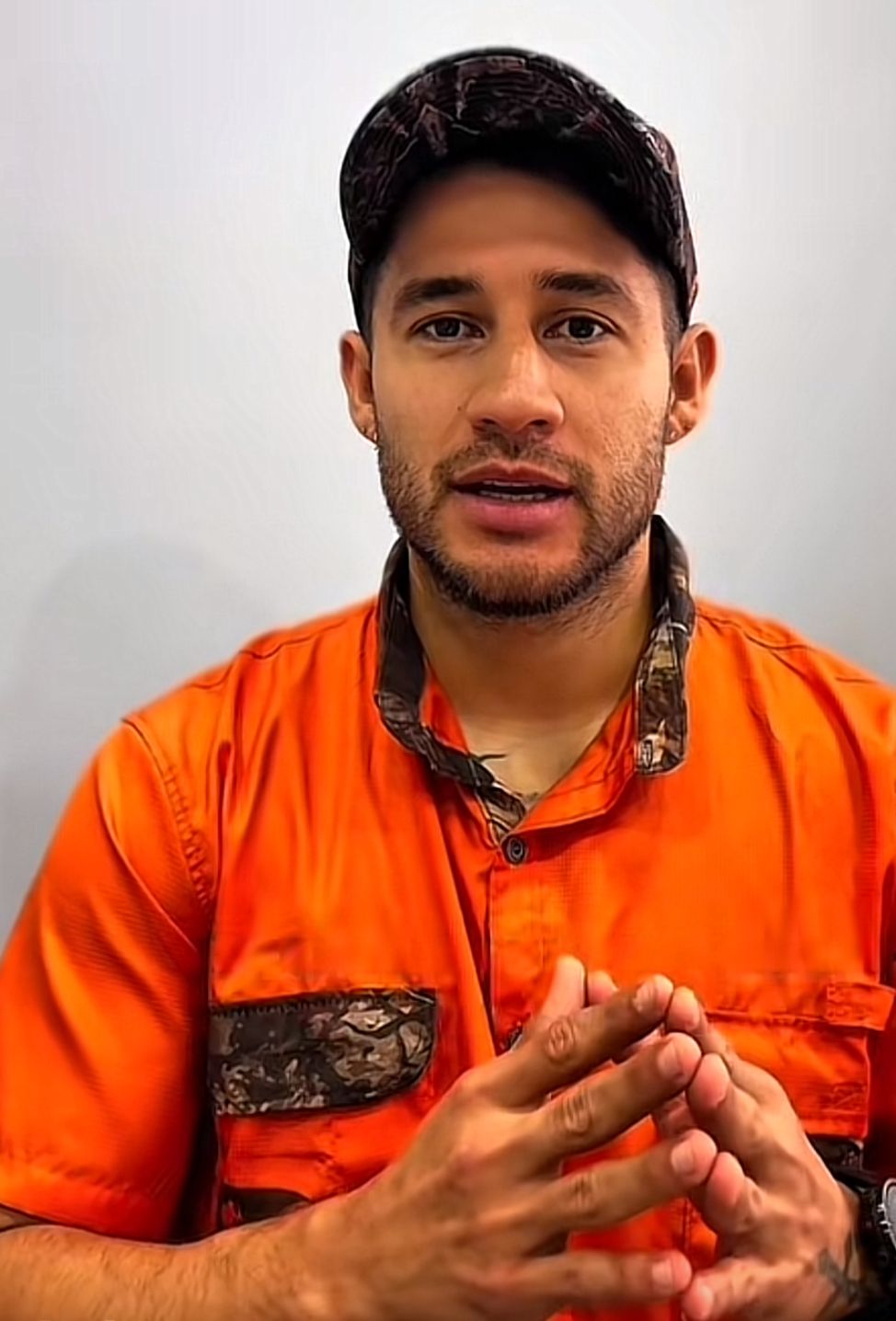 Tito Torres cambia la cancha por el púlpito virtual y enciende las redes