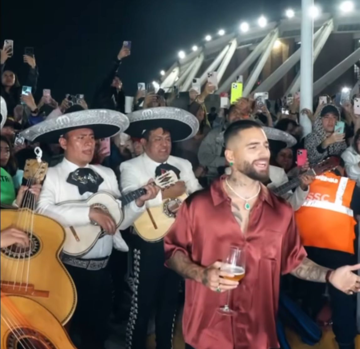 ¡Maluma la rompe y celebra con mariachi junto a sus fans!