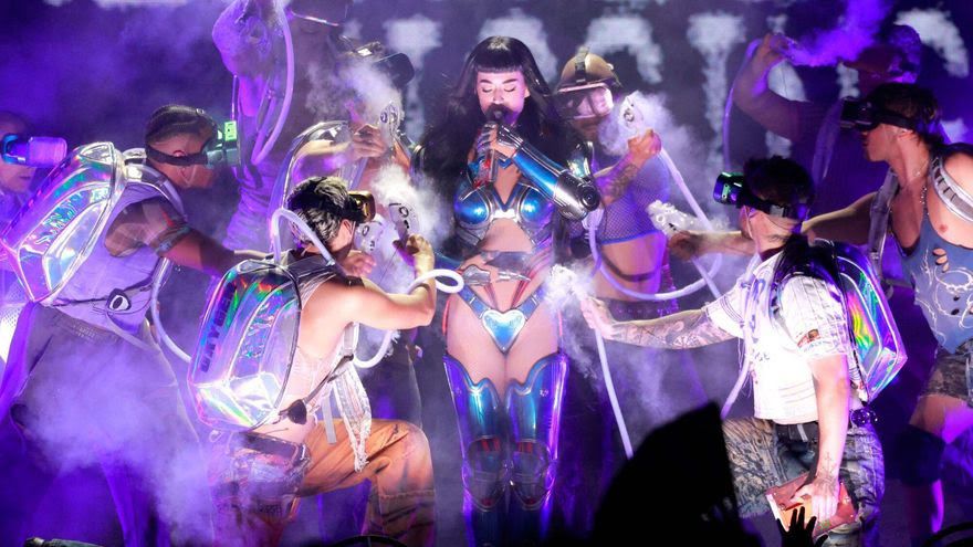 Nuevo susto de Katy Perry: recibe una descarga eléctrica en pleno concierto