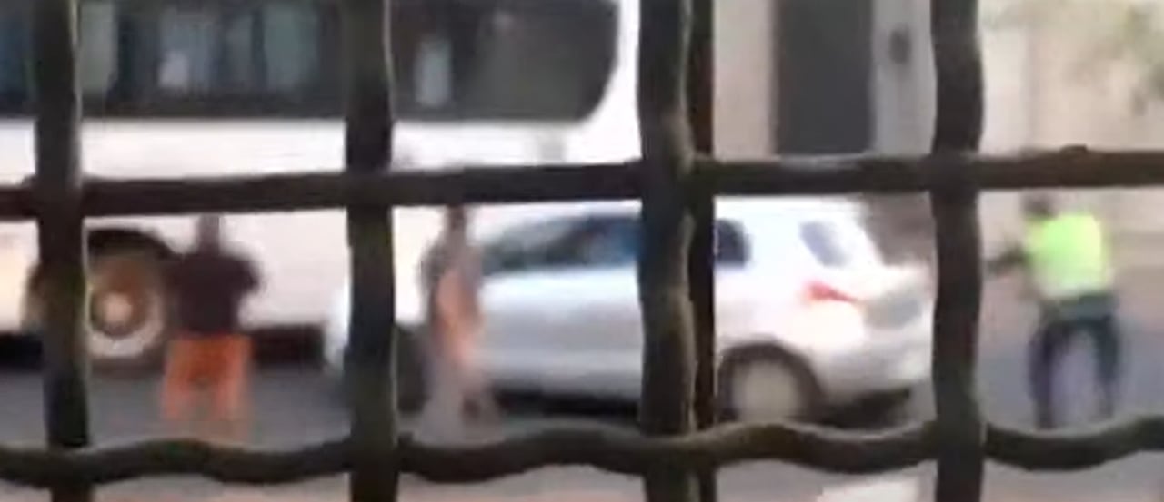 Disparos frente a un colegio de Asunción tras roce entre auto y bus