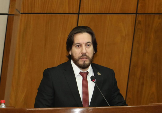 Senador Rubén Velázquez critica ley anticoncertación por atentar contra principios democráticos