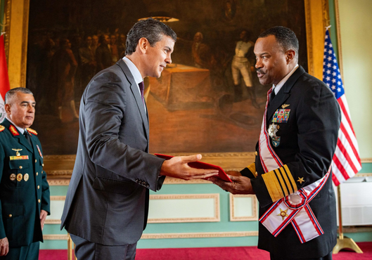 Santiago Peña recibió al jefe del Comando Sur de EEUU