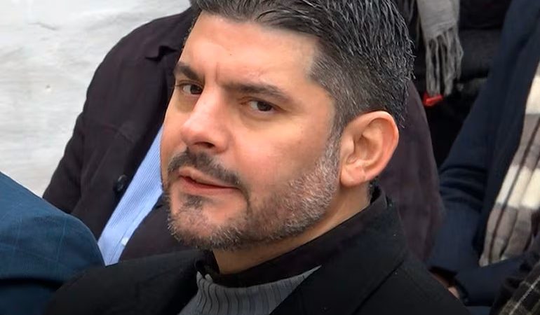 «Nenecho» acorralado: sin votos, sin respaldo y sin sucesor claro