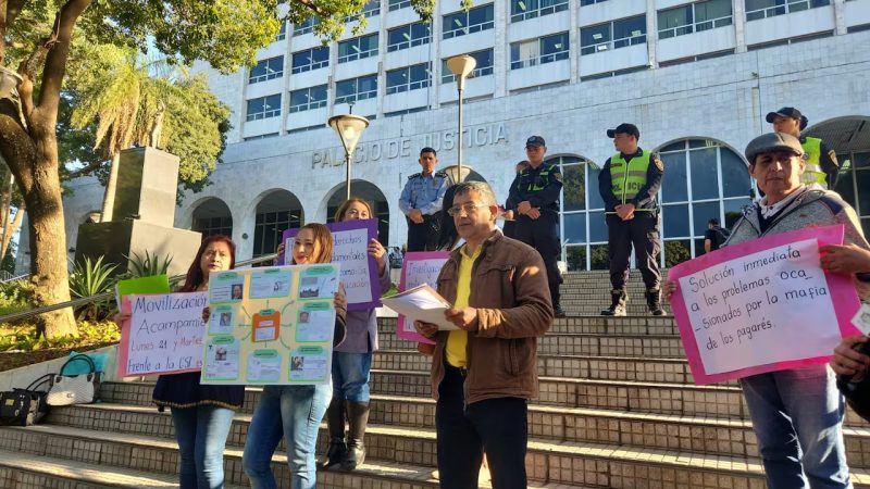 Víctimas de la “mafia de los pagarés” se movilizan frente al Palacio de Justicia