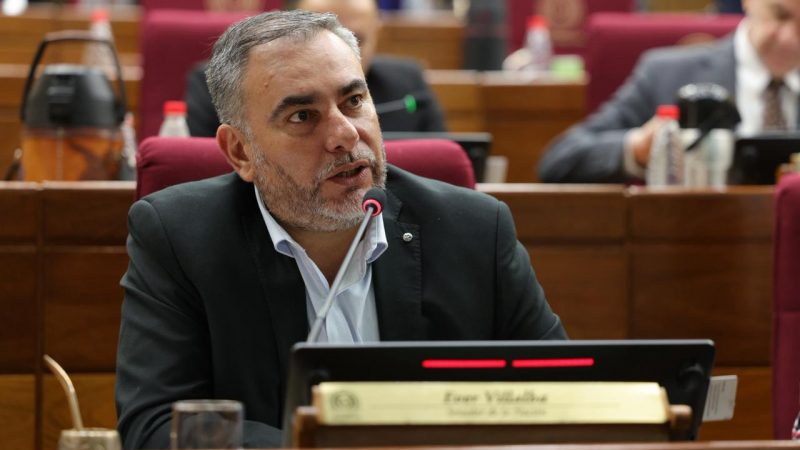 Senador Villalba se lava las manos en caso de funcionario viajero y acusa apriete cartista por «neposobrinos»