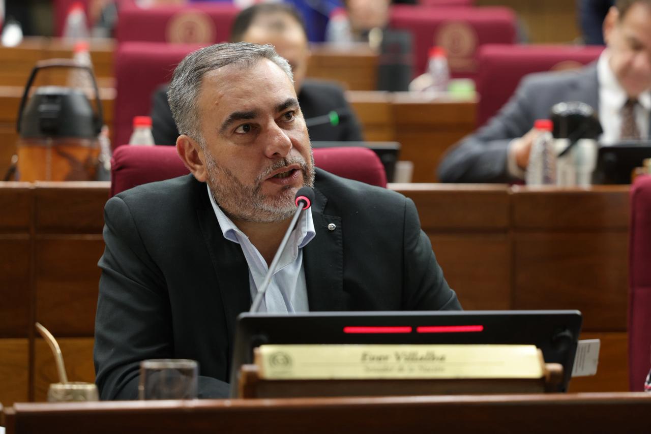 Senador Villalba se lava las manos en caso de funcionario viajero y acusa apriete cartista por «neposobrinos»