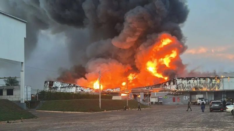 Explosiones y fuego en Luque: tres depósitos consumidos por un feroz incendio