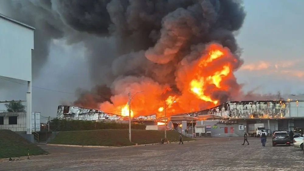 Explosiones y fuego en Luque: tres depósitos consumidos por un feroz incendio