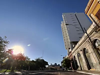 Domingo con clima fresco a cálido y cielo parcialmente nublado en Asunción