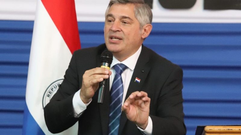 MEC defiende cierre de escuelas con baja matrícula y mover alumnos en buses escolares