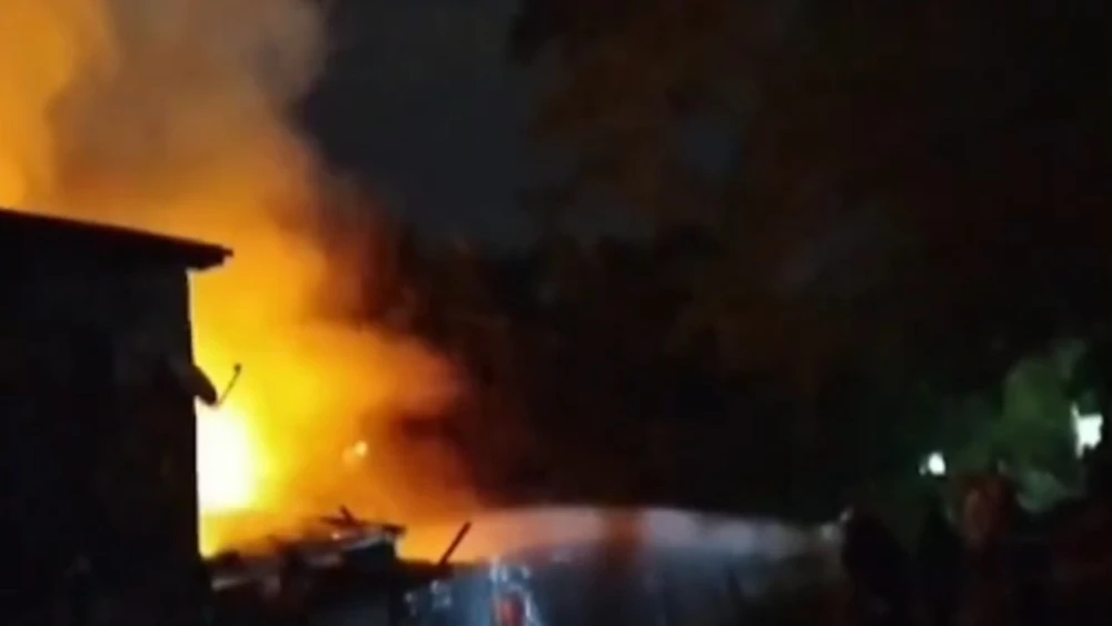 Cortocircuito provoca incendio y afecta a tres viviendas en la Chacarita