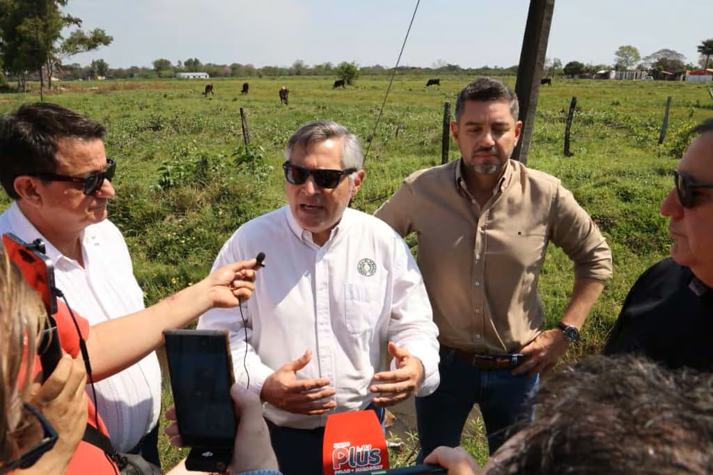 MEC se planta en licitación con tendencia a grandes empresas: ministro alega que no es privilegio sino transparencia