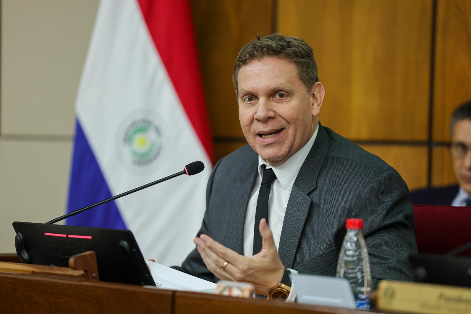 Eddie Jara promete cuidar imagen personal tras reclamos en el Senado