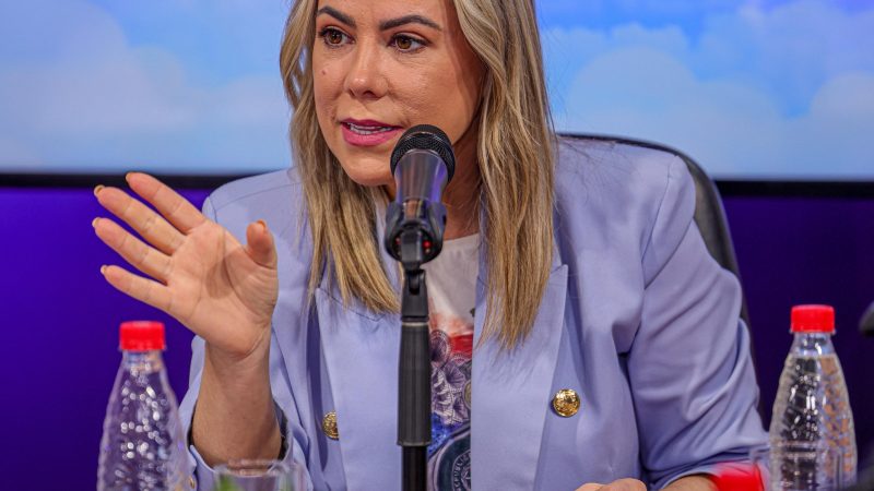 Senadora cartista sugiere que los sobres son puro despecho doméstico