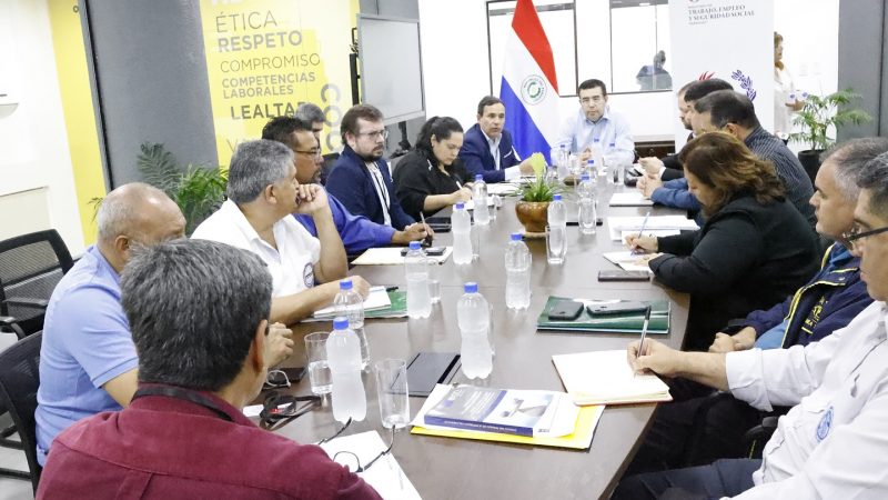 Gobierno llegaría a un acuerdo para frenar la huelga de choferes, adelanta viceministro