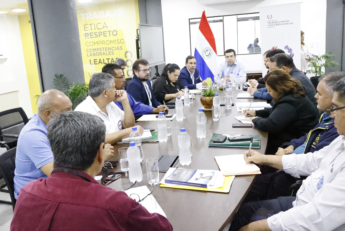 Gobierno llegaría a un acuerdo para frenar la huelga de choferes, adelanta viceministro