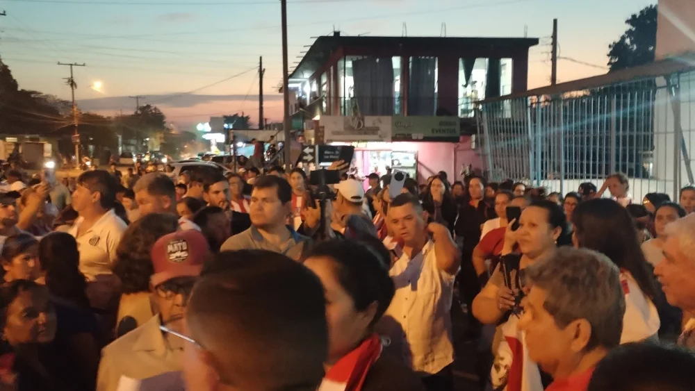 Cientos de pobladores protestan en la ruta cansados por la falta de buses en Ypané