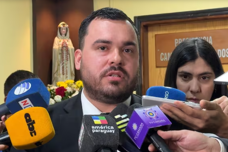 Bello premia al “niñero de nepobabies” y esquiva el debate sobre nepotismo