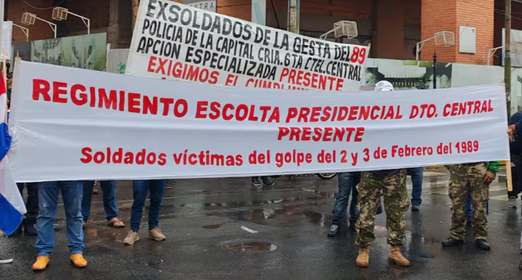 Veteranos del ’89 acusan al Gobierno de incumplir ley y acampan frente a Vicepresidencia