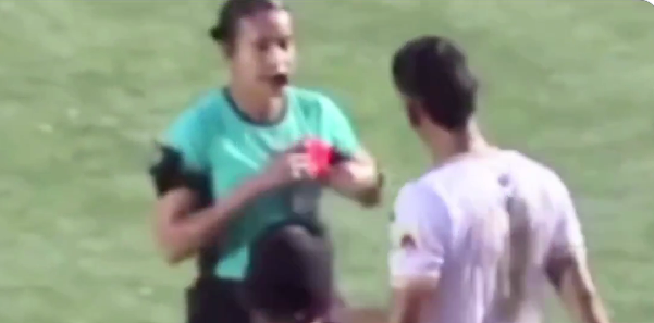 Violencia en la cancha: jugador agrede a árbitra tras ser expulsado en Colombia