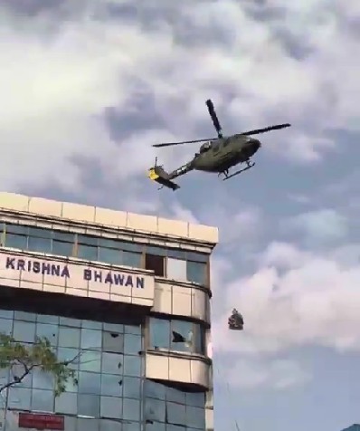 Nepal en llamas: políticos huyen en helicóptero tras incendio del Parlamento