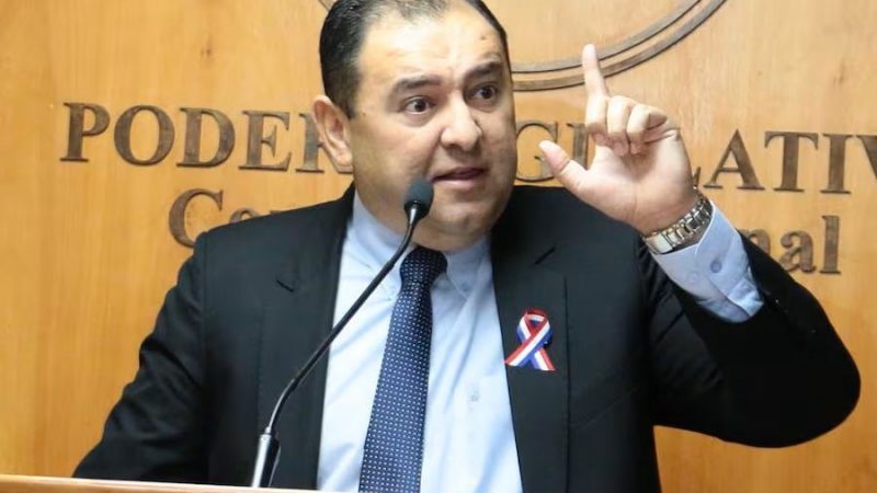 Sobres, pupitres y avionetas: senador acusa «entreguismo presidencial»