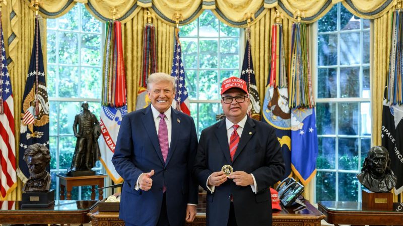 “Hurrero diplomático”: Leite se pone el kepi de Trump y desata furia en el Congreso