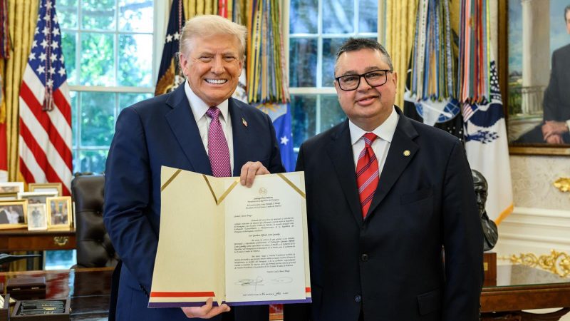 Leite presentó credenciales ante Trump en la Casa Blanca