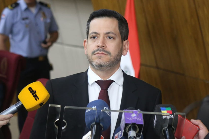 Latorre se juega por Peña en medio de escándalo de sobres: “Creo en su honestidad”