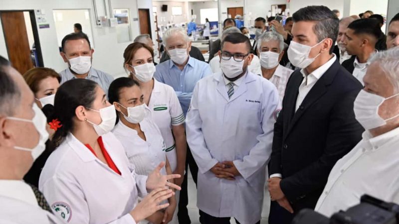 “¡Boludo!” y botella voladora: Peña escrachado en el IPS en plena inauguración