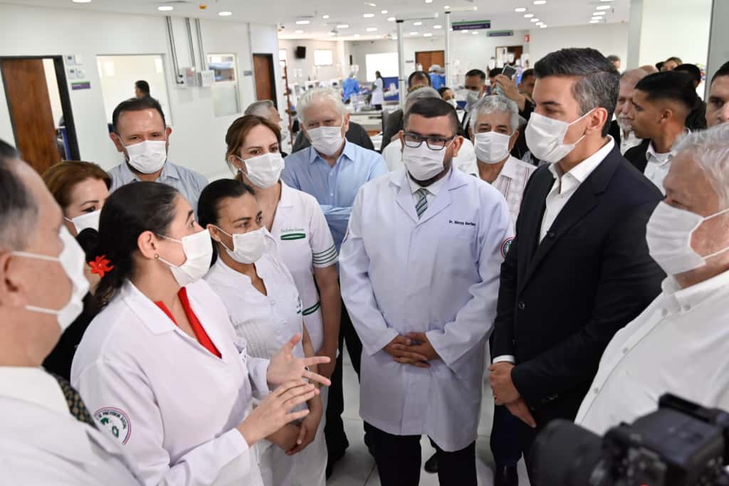 “¡Boludo!” y botella voladora: Peña escrachado en el IPS en plena inauguración