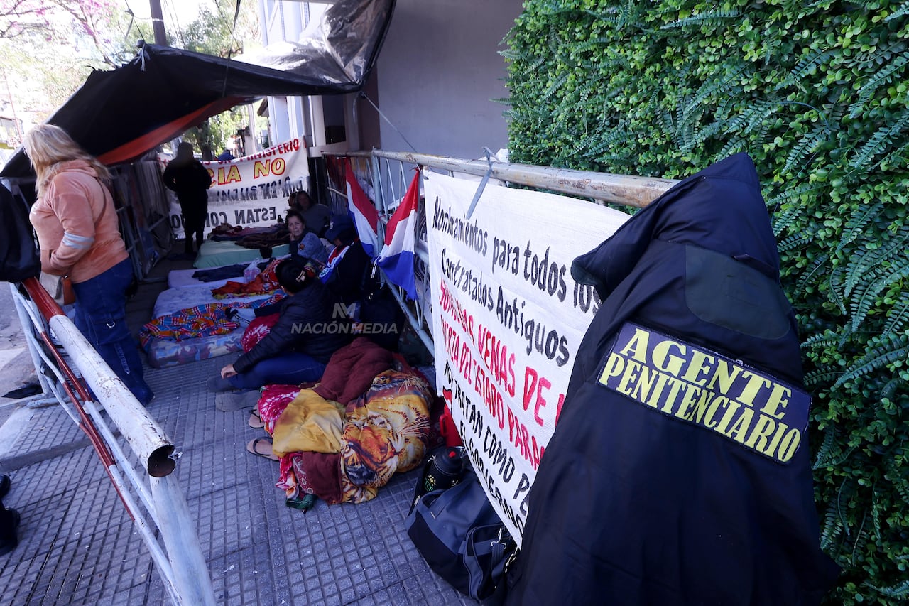 Guardiacárceles amenazan con recrudecer medida de fuerza y ministerio responde