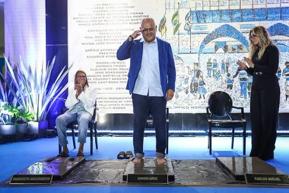 ¡Leyenda! Francisco Arce eterniza su huella en la Calçada da Fama de Gremio