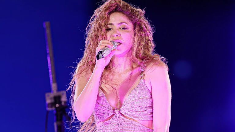 SHAKIRA TERMINA LLORANDO EN PLENO SHOW