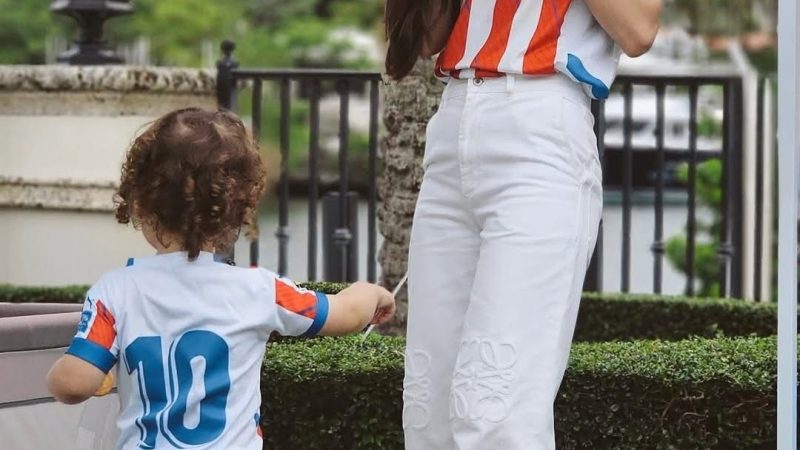 Nadia Ferreira alentó a Paraguay desde EE.UU. junto a su hijo