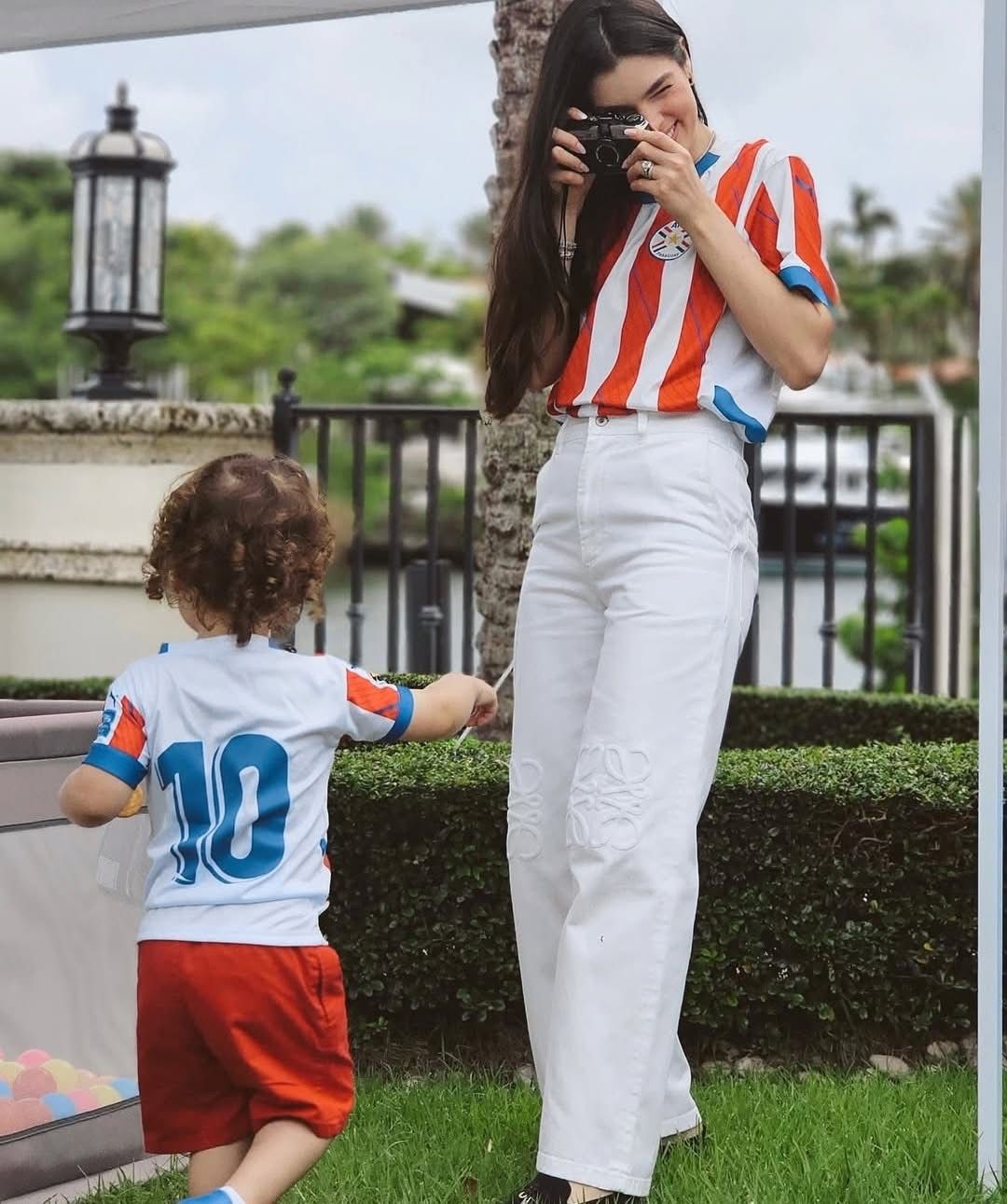 Nadia Ferreira alentó a Paraguay desde EE.UU. junto a su hijo