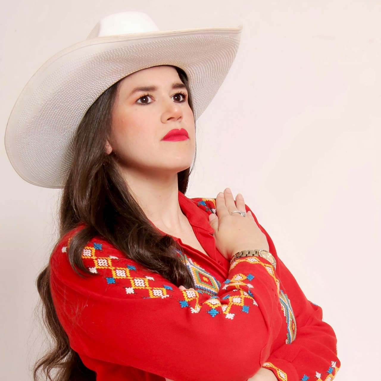 NOELIA CAZZOLA SACUDE LA ESCENA: LANZA SU PRIMER DISCO “CHE HA’E KUÑA PARAGUAY”