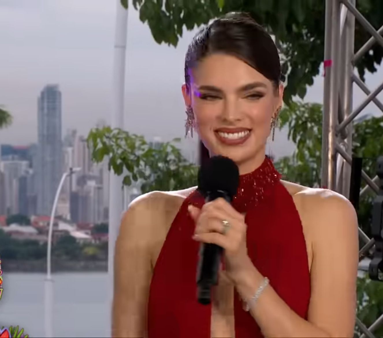 Nadia Ferreira y Yomaida Marcan la pauta en Premios Juventud 2025