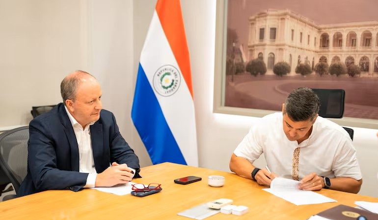 Peña firma paquete económico: nuevas leyes buscan atraer inversión, empleo e integración regional