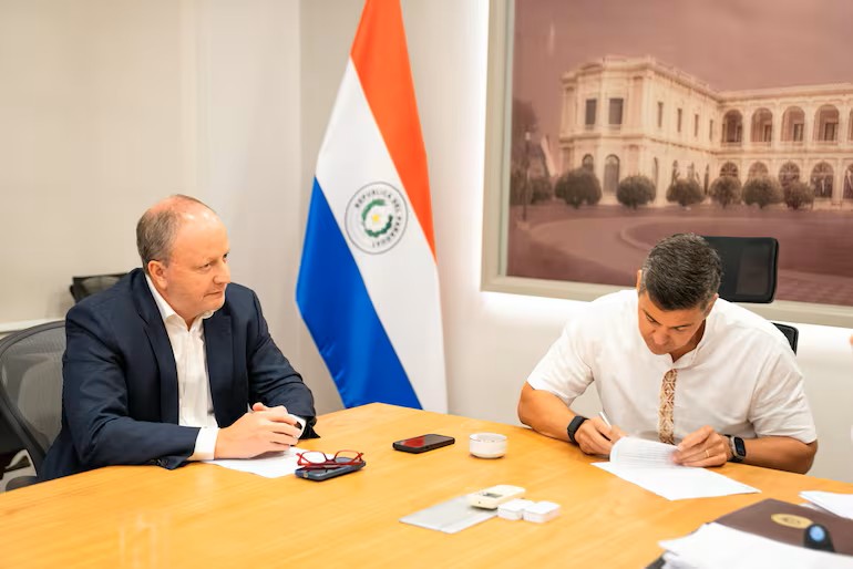 Peña firma paquete económico: nuevas leyes buscan atraer inversión, empleo e integración regional