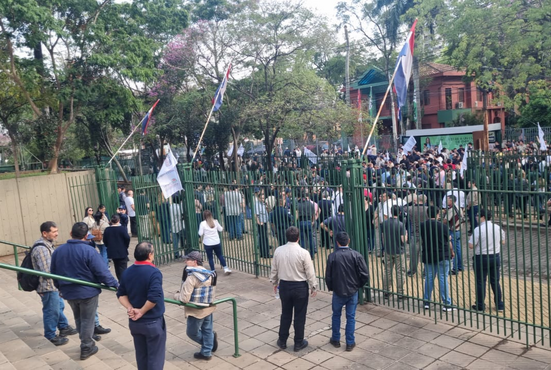 Sindicatos de la ANDE rechazan proyecto que integraría la entidad al Ministerio de Industria y Comercio